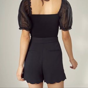Wilfred/Aritzia (size 4) New Scallop Shorts in black